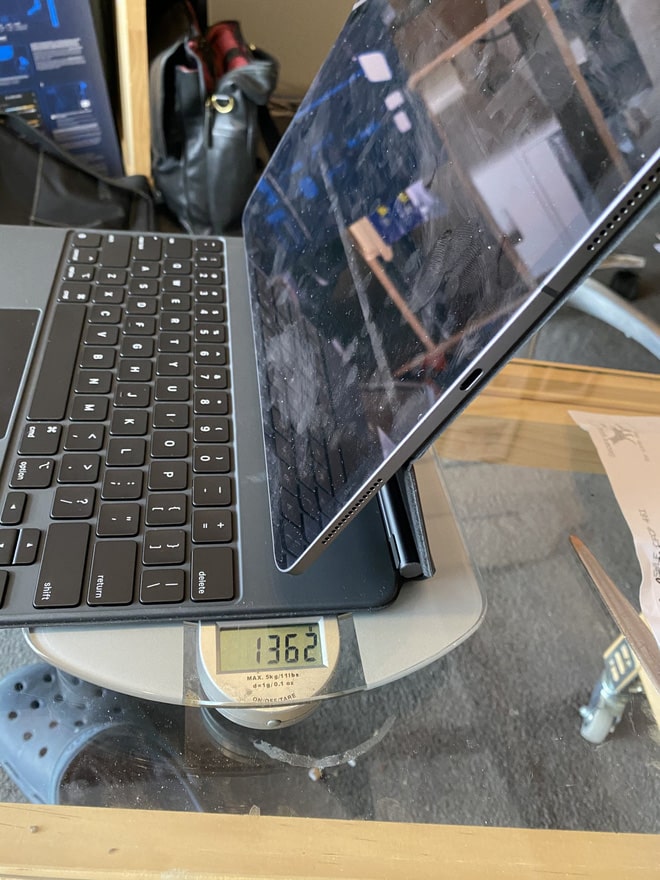 iPad Pro kết hợp bàn phím Magic Keyboard mới nặng hơn cả một chiếc MacBook Air 13 inch - Ảnh 2.